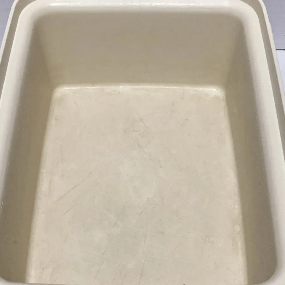 Tupperware storage container, 1 quart, Almond color base, clear top, 1255-16